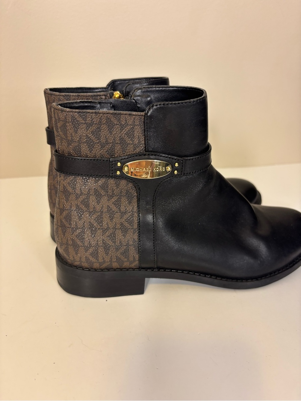 Michael Kors Black Leather & Brown Logo Booties Women’s 7 - Picture 3 of 7